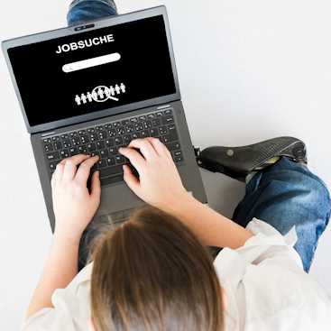 Jobsuche an einem Laptop durch eine Person mit Beinprothese. Person, die einen Laptop zur Jobsuche nutzt. Die Person hat eine Beinprothese.