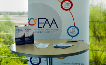 EAA Aufsteller und Flyer Das Bild zeigt einen EAA Aufsteller mit Flyern.