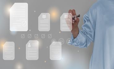 Person schreibt auf transparente Oberfläche mit digitalen Dokumentensymbolen Eine Person schreibt auf eine transparente Fläche, auf der man Symbole für digitale Dateien sieht.